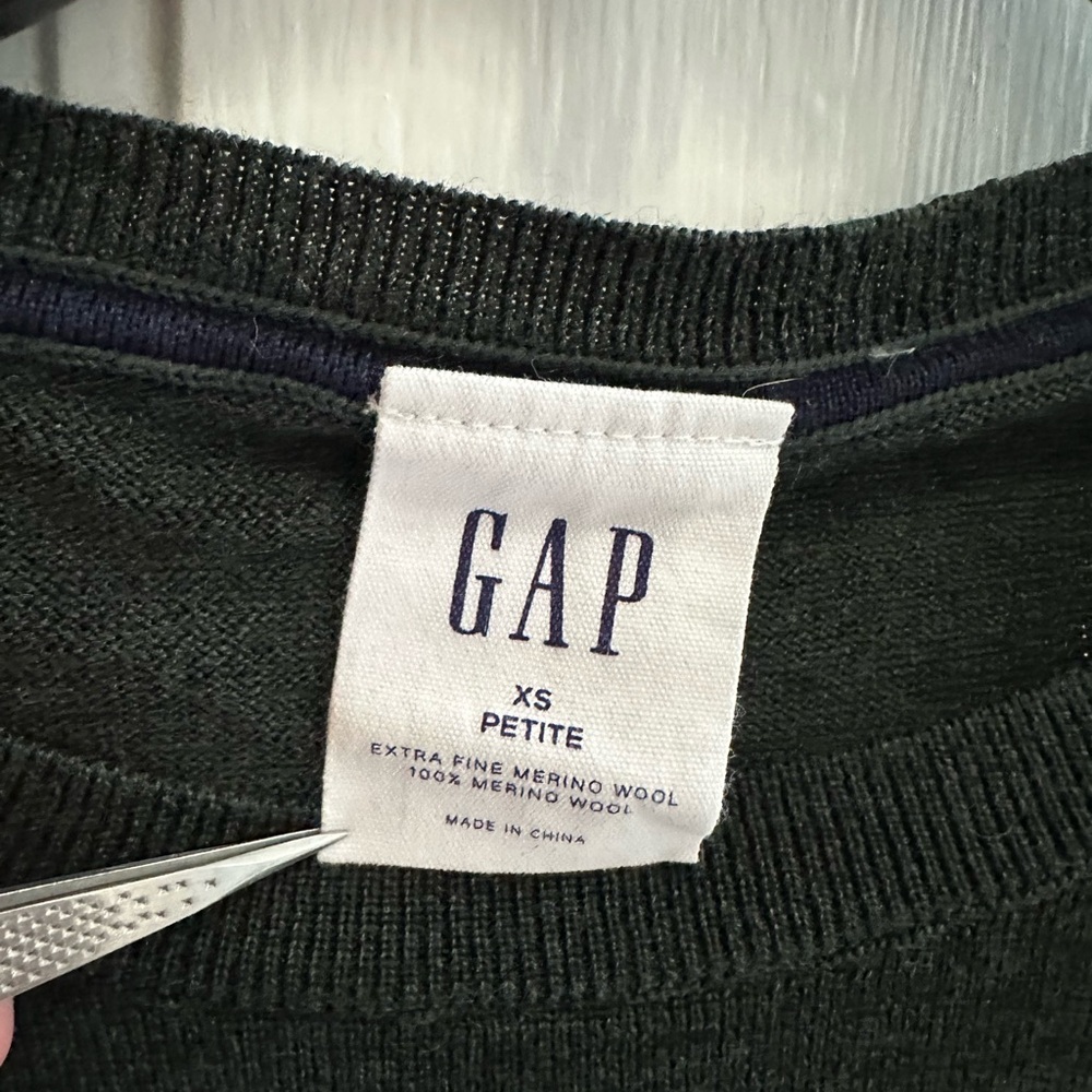 Like-new GAP 100% Merino Wool Forest Green Sweater - Women’s XS Petite - Picture 3 of 6